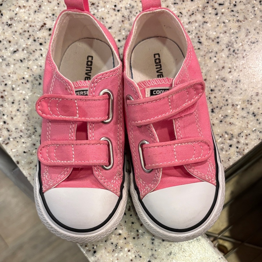 Converse Kids Sneakers in Bright Pink